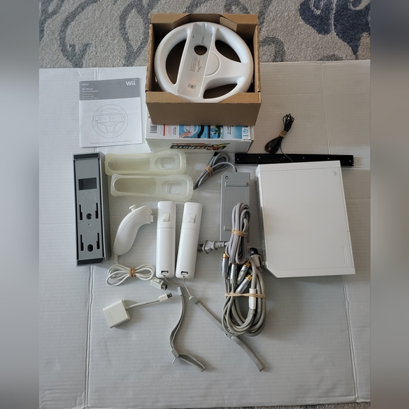 Nintendo Wii Console Bundle 2006 .